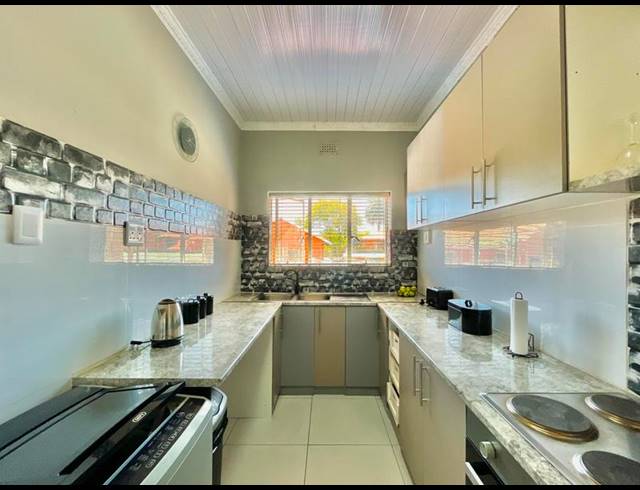 2 BEDROOM APARTMENT FOR SALE IN FLORIDA LAKE